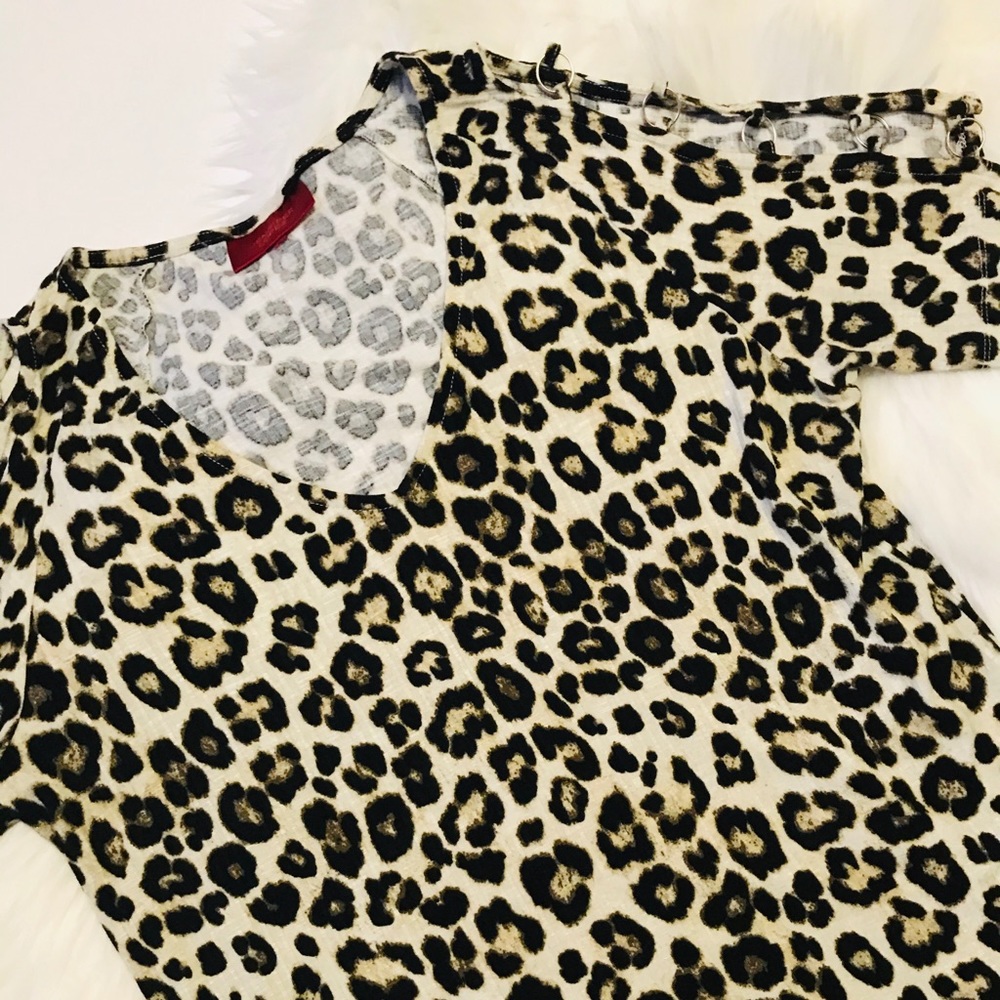 Jennifer Lopez Leopard tee cold shoulder